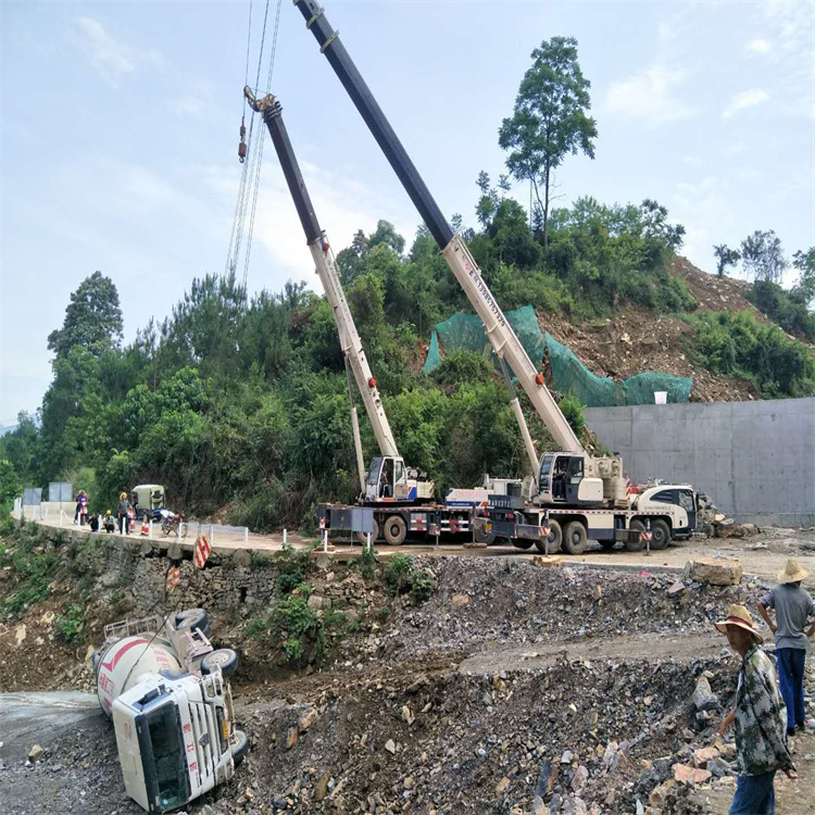 凤冈汽车掉沟里叫吊车救援要多少钱